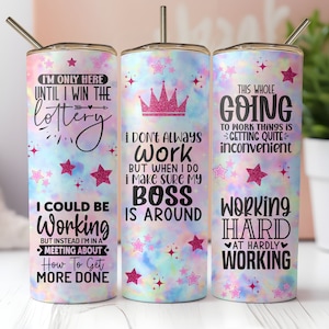 以下が含まれることがあります： カラフルなタイダイ柄とピンクの星がついたステンレス製のタンブラー3つ。タンブラーには、「宝くじに当たるまでここにいる」「いつも仕事をしているわけではないけど、仕事をする時は上司が必ずいるようにする」「仕事に行くのは、かなり面倒になってきた」などのやる気を起こさせる言葉が書かれている。