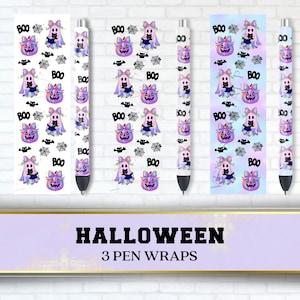 Può includere: Tre decorazioni per penne a tema Halloween con fantasmi, zucche e ragnatele. La parola "BOO" è ripetuta nel design. Il testo "HALLOWEEN 3 PEN WRAPS" è in basso.