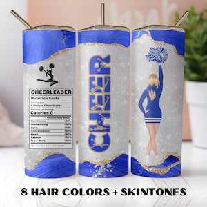 Peut inclure: Un gobelet bleu et or avec un motif de pom-pom girl. Le gobelet présente un fond blanc avec des paillettes et un motif de tourbillon bleu et or. La pom-pom girl porte un uniforme bleu et blanc et tient un pompon. Le texte "CHEERLEADER" est imprimé sur le gobelet, ainsi qu'une étiquette de valeur nutritionnelle. Le texte "8 HAIR COLORS + SKINTONES" est imprimé sous le gobelet.