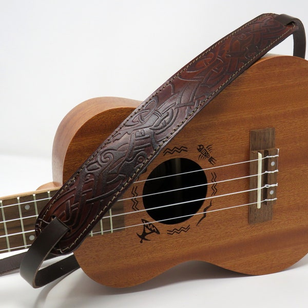 Ukelele of mandoline gevoerde schouderriem met Keltisch patroon in reliëf in bruin