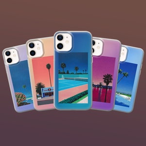 Może przedstawiać: Pięć przezroczystych etui na telefon z kolorowymi wzorami w stylu retro. Każde etui przedstawia inny obraz, w tym kort tenisowy, palmy i kawiarnię. Etui mają błyszczące wykończenie i są ułożone w kształt wachlarza.