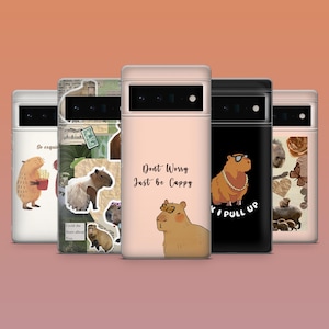 Puede incluir: Una colección de fundas para teléfonos con diseños de carpinchos. Las fundas presentan varias ilustraciones, incluyendo un carpincho con gafas de sol, un carpincho con una mariposa y el texto "Don't Worry Just be Cappy."