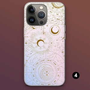 Puede incluir: Una funda de tel&eacute;fono inteligente con un dise&ntilde;o celestial. La funda presenta un gr&aacute;fico astrol&oacute;gico de color dorado con s&iacute;mbolos del zod&iacute;aco, lunas y estrellas sobre un fondo degradado de rosa, blanco y azul.