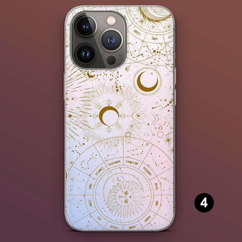 Puede incluir: Una funda de tel&eacute;fono inteligente con un dise&ntilde;o celestial. La funda presenta un gr&aacute;fico astrol&oacute;gico de color dorado con s&iacute;mbolos del zod&iacute;aco, lunas y estrellas sobre un fondo degradado de rosa, blanco y azul.