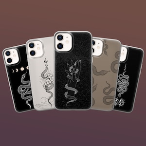 Pode incluir: Cinco capas de telemóvel com vários desenhos de cobras. As capas apresentam cores pretas, brancas e bege. Uma capa tem uma mão com uma cobra enrolada. Outras têm fases da lua, sóis e cobras.