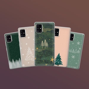 Puede incluir: Cinco fundas para tel&eacute;fono con dise&ntilde;os de invierno. Las fundas muestran ilustraciones de &aacute;rboles, copos de nieve y estrellas en tonos verdes, beige y rosa. Los dise&ntilde;os est&aacute;n sobre un fondo oscuro.