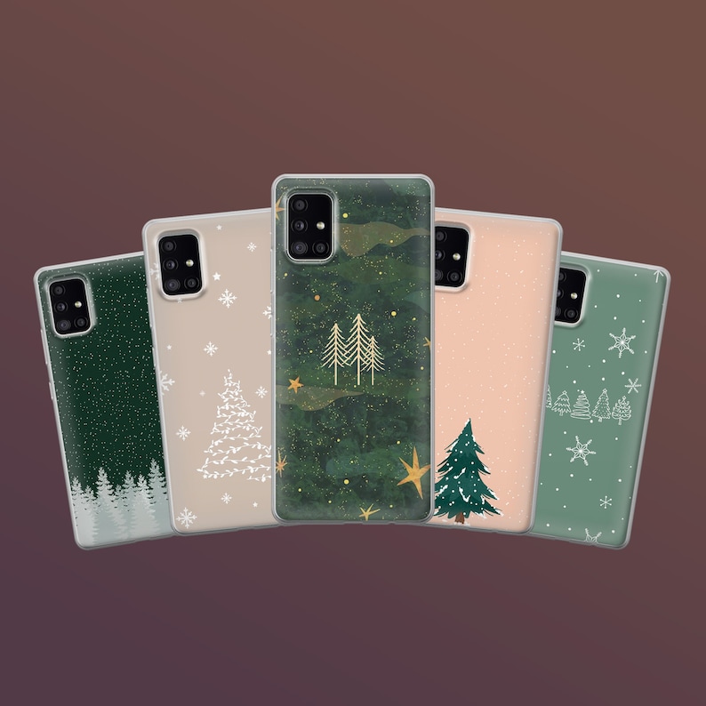 Puede incluir: Cinco fundas para tel&eacute;fono con dise&ntilde;os de invierno. Las fundas muestran ilustraciones de &aacute;rboles, copos de nieve y estrellas en tonos verdes, beige y rosa. Los dise&ntilde;os est&aacute;n sobre un fondo oscuro.