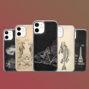 Könnte beinhalten: Eine Sammlung von Handyhüllen mit detaillierten Illustrationen von Fischskeletten und anatomischen Studien. Die Hüllen zeigen eine Vielzahl von Designs, darunter Piranhas, Hammerhaie und andere Wasserlebewesen, im Vintage-Stil.