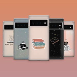 Puede incluir: Cinco fundas para tel&eacute;fono con dise&ntilde;os tem&aacute;ticos de libros. Las fundas presentan ilustraciones y texto, incluyendo pilas de libros, libros abiertos y las frases "Books Grow", "Sorry, I'm Booked" y "Read Good Books". Las fundas tienen una paleta de colores neutros.