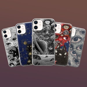 Op de afbeelding: Vijf telefoonhoesjes met unieke ontwerpen. De hoesjes tonen illustraties van ogen, katten, planeten en hemelse patronen in verschillende kleurenschema's, waaronder zwart, wit, rood en blauw. De hoesjes zijn gemaakt van transparant plastic.