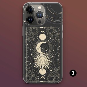 Puede incluir: Funda de tel&eacute;fono negra con un dise&ntilde;o celestial con un sol, una luna y estrellas. La funda tiene un borde transparente y un fondo oscuro con un borde decorativo. El n&uacute;mero "3" es visible en la esquina inferior derecha.