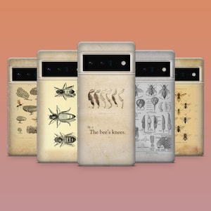 Può includere: Cinque custodie per telefono con illustrazioni vintage di api e la frase "The bee's knees". Le custodie presentano uno sfondo color crema con disegni dettagliati di api e diagrammi correlati. Le custodie sono disposte in fila.