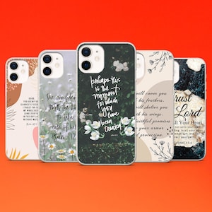 Może przedstawiać: Pięć etui na telefon z różnymi wzorami i cytatami. Jedno etui ma kwiatowy wzór z napisem "perhaps this is the moment for which you have been created." Inne etui mają kwiatowe i abstrakcyjne wzory z inspirującymi cytatami.