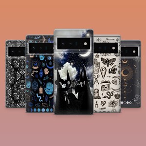 Op de afbeelding: Vijf telefoonhoesjes met verschillende ontwerpen. Eén hoesje toont een nachthemel met een maan en heksensilhouetten. Andere hoesjes tonen patronen van manen, handen en mystieke symbolen in zwart, wit en blauw.