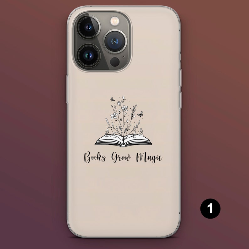 Puede incluir: Funda de tel&eacute;fono beige con una ilustraci&oacute;n en blanco y negro de un libro abierto, flores y mariposas. El texto "Books Grow Magic" est&aacute; debajo. La funda tiene un borde transparente.