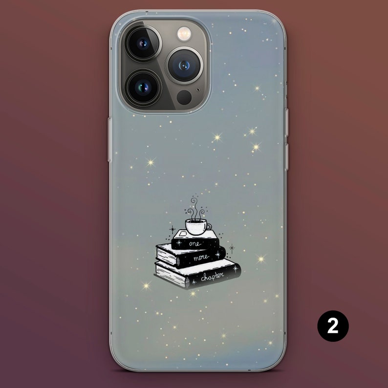 Puede incluir: Funda de tel&eacute;fono con dise&ntilde;o de cielo estrellado. La funda presenta una pila de libros con las palabras "one more chapter" y una taza de caf&eacute;. La funda es transparente con un fondo degradado azul y amarillo.