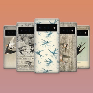 Könnte beinhalten: Fünf Handyhüllen mit verschiedenen Vogel- und botanischen Designs im Vintage-Stil. Die Hüllen zeigen Illustrationen von Schwalben, Blumenmustern und Textüberlagerungen. Die Farbpalette umfasst Blau-, Creme- und Sepiatöne.
