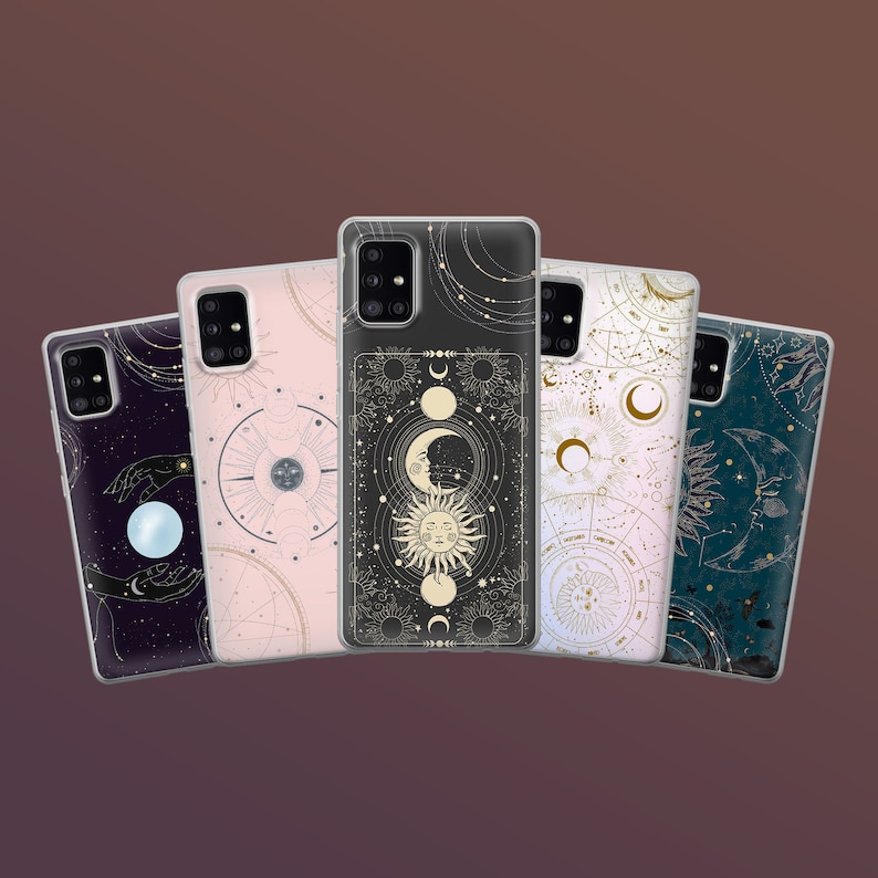Puede incluir: Una colecci&oacute;n de cinco fundas para tel&eacute;fono con dise&ntilde;os celestiales. Las fundas presentan ilustraciones de la luna, el sol, las estrellas y s&iacute;mbolos astrol&oacute;gicos en varios colores, incluyendo negro, dorado y rosa. Las fundas son de pl&aacute;stico transparente.