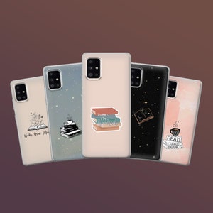 Puede incluir: Cinco fundas para tel&eacute;fono con dise&ntilde;os tem&aacute;ticos de libros. Una funda presenta un libro abierto con hojas, otra tiene una pila de libros con una taza de caf&eacute;, y una tercera dice "Sorry, I'm booked". Las otras dos fundas tienen un libro y una taza de caf&eacute;.