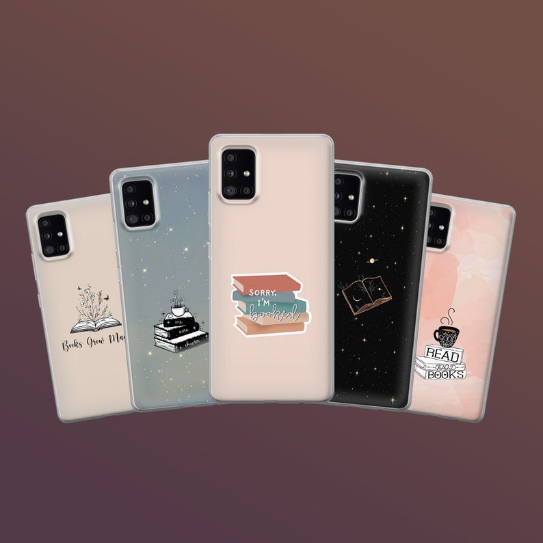 Puede incluir: Cinco fundas para tel&eacute;fono con dise&ntilde;os tem&aacute;ticos de libros. Una funda presenta un libro abierto con hojas, otra tiene una pila de libros con una taza de caf&eacute;, y una tercera dice "Sorry, I'm booked". Las otras dos fundas tienen un libro y una taza de caf&eacute;.