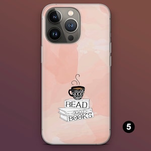 Puede incluir: Una funda de tel&eacute;fono con un fondo de acuarela rosa. La funda presenta una ilustraci&oacute;n en blanco y negro de una taza de caf&eacute; con las palabras "drink good coffee" y dos libros con las palabras "read good books".