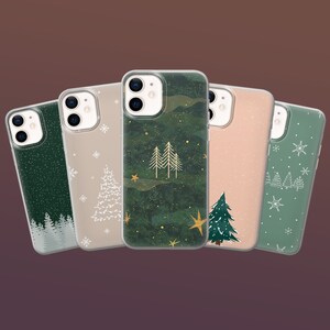 Puede incluir: Una colecci&oacute;n de cinco fundas para tel&eacute;fono con dise&ntilde;os navide&ntilde;os. Las fundas presentan ilustraciones de &aacute;rboles, copos de nieve y patrones de noche estrellada en tonos verdes, beige y rosa. Cada funda tiene un borde transparente.