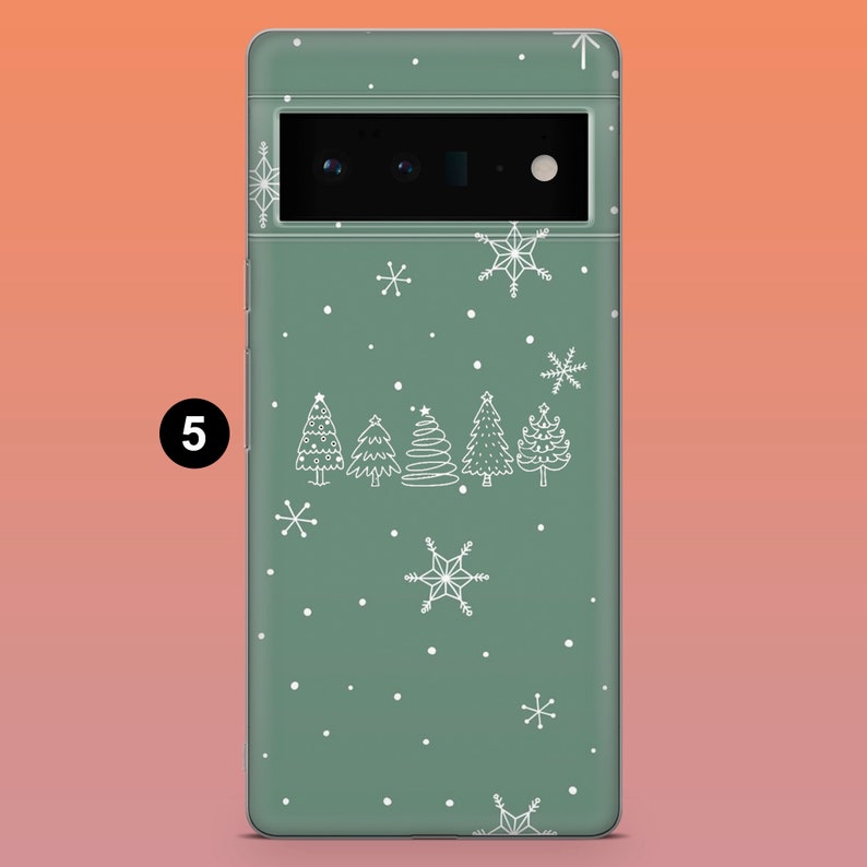 Puede incluir: Funda de tel&eacute;fono verde con dise&ntilde;o invernal. Presenta copos de nieve blancos, puntos y &aacute;rboles de Navidad estilizados. El n&uacute;mero "5" est&aacute; en un c&iacute;rculo negro a la izquierda.