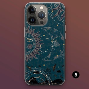 Puede incluir: Funda de tel&eacute;fono de color verde azulado con un dise&ntilde;o celestial. Presenta un sol dorado, una luna, estrellas y p&aacute;jaros. La funda tiene un borde transparente. Dise&ntilde;o detallado y art&iacute;stico.