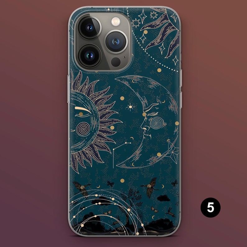 Puede incluir: Funda de tel&eacute;fono de color verde azulado con un dise&ntilde;o celestial. Presenta un sol dorado, una luna, estrellas y p&aacute;jaros. La funda tiene un borde transparente. Dise&ntilde;o detallado y art&iacute;stico.