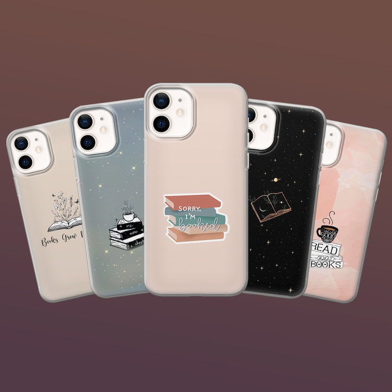 Puede incluir: Cinco fundas para tel&eacute;fono con varios dise&ntilde;os. Una funda tiene el texto "Books Grow Here" con un libro abierto y elementos florales. Otra tiene una pila de libros con una taza de caf&eacute;. Una tercera funda dice "Sorry, I'm Booked". La cuarta tiene un libro abierto con estrellas. La &uacute;ltima tiene una taza de caf&eacute; y las palabras "Read Good Books".