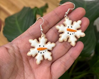 スノーフレーク スノーマン ダングル イヤリング | かわいいスノーマン