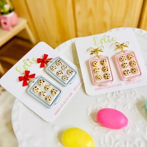 Bakade chokladkakor på örhängen, dinglade polymerlera smycken, handgjorda kakor, dinglade matälskare, present till söta bagerier, bakverk I Want Both!