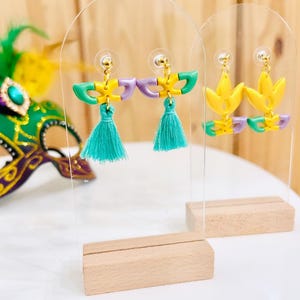 マルディグライヤリング ニューオーリンズのお祝い ホリデージュエリー ファーファンダングルス ノーラパーティーマスク ラブパレード ポリマークレイイヤリング パープルゴールド