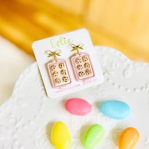 Bakade chokladkakor på örhängen, dinglade polymerlera smycken, handgjorda kakor, dinglade matälskare, present till söta bagerier, bakverk Pink Cookie Trey