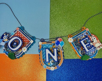Uma faixa azul para cadeirão de bebê e festa de aniversário de um ano com o cachorro Bingo.