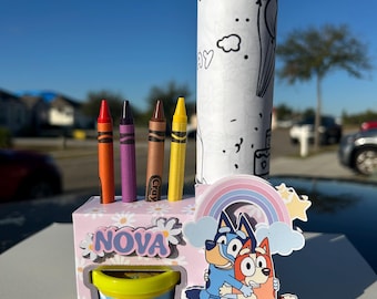 Caixas de lembrancinhas azuis e com tema de bingo, caixas de lembrancinhas personalizadas para aniversário infantil com massinha de modelar e giz de cera para colorir.