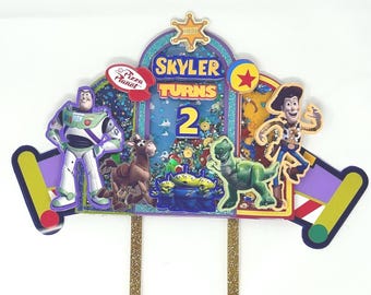 Topo de Bolo Personalizado com Cowboy de Brinquedo no Espaço – Decoração de Aniversário com Tema do Velho Oeste e Galáxia
