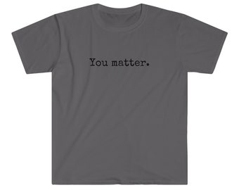 以下が含まれることがあります： 黒い文字で「You matter.」とプリントされた濃いグレーのTシャツです。