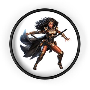 Puede incluir: Un reloj negro y dorado con una ilustración estilizada de una guerrera con una capa negra y una armadura dorada.