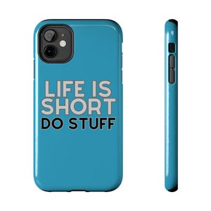 Könnte beinhalten: Eine blaue iPhone-Hülle mit dem Text "Life is Short Do Stuff" in weißer und schwarzer Schrift.