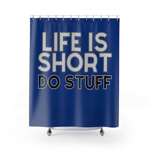 Puede incluir: Una cortina de ducha azul con el texto "Life is short, do stuff" en letras blancas y negras.