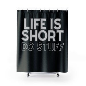 Puede incluir: Cortina de ducha negra con texto blanco que dice "Life is short do stuff".