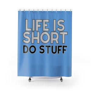 Puede incluir: Una cortina de ducha azul con el texto "LIFE IS SHORT DO STUFF" en letras blancas y negras.