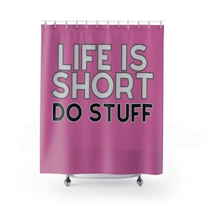 Puede incluir: Cortina de ducha rosa con el texto "Life is short do stuff" en letras negras y grises.