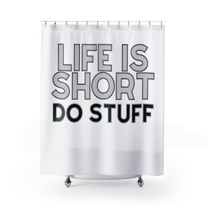 Puede incluir: Cortina de ducha blanca con el texto "Life is short do stuff" en letras negras y grises.
