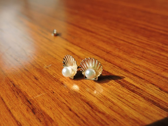 Dainty pair of 14k gold shell and pearl stud earr… - image 2