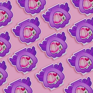 Op de afbeelding: Een patroon van stickers met een paars, gestileerd ontwerp. Elke sticker heeft een paarse omtrek met een centrale opening die een roze en wit bloemenontwerp laat zien. De stickers zijn gerangschikt op een roze achtergrond.