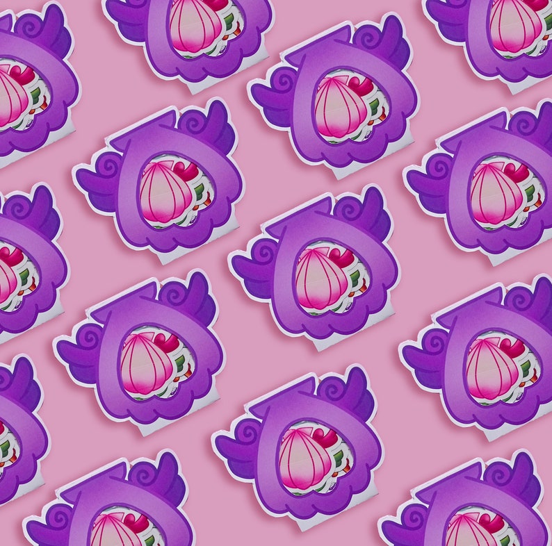 Op de afbeelding: Een patroon van stickers met een paars, gestileerd ontwerp. Elke sticker heeft een paarse omtrek met een centrale opening die een roze en wit bloemenontwerp laat zien. De stickers zijn gerangschikt op een roze achtergrond.