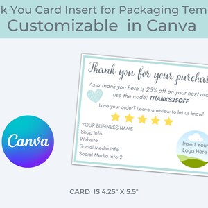 Puede incluir: Un logotipo de Canva azul y morado con una maqueta de tarjeta de agradecimiento blanca. La tarjeta mide 4,25 pulgadas por 5,5 pulgadas y tiene un fondo azul claro con un corazón blanco, estrellas y texto que dice "¡Gracias por su compra! Como agradecimiento, aquí tiene un 25% de descuento en su próximo pedido, utilice el código: THANKS25OFF ¿Le gusta su pedido? Deje una reseña para que lo sepamos! NOMBRE DE SU EMPRESA Información de la tienda Sitio web Información de redes sociales 1 Información de redes sociales 2 Inserte su logotipo aquí".