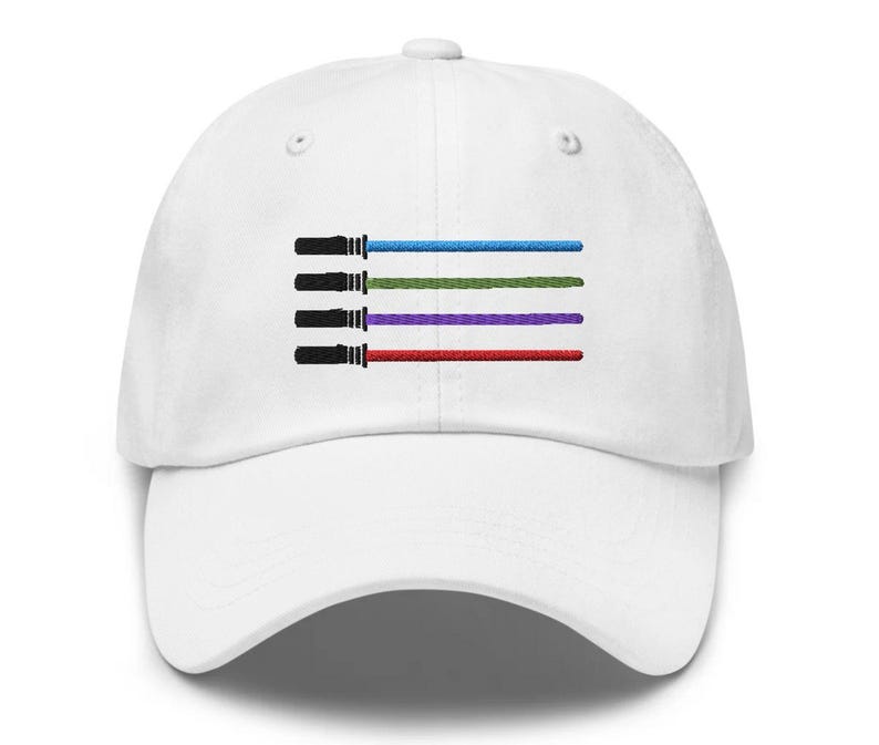 K&ouml;nnte beinhalten: Wei&szlig;e Baseballkappe mit einem gestickten Design aus f&uuml;nf Lichtschwertern in verschiedenen Farben. Die Lichtschwerter sind vertikal angeordnet, wobei sich das rote Lichtschwert unten und das blaue Lichtschwert oben befindet.